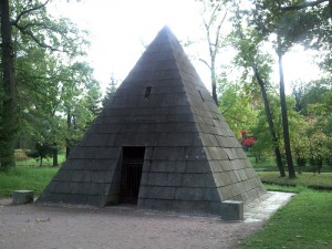пирамида екатерининский парк
